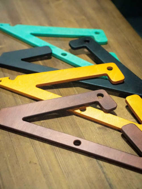 Деревянная вешалка