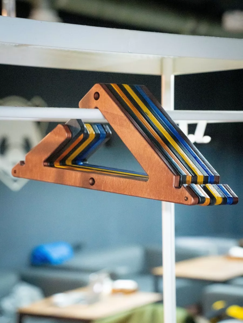 Деревянная вешалка